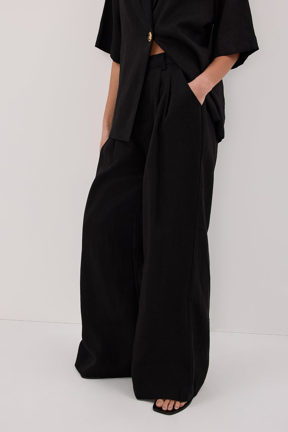 HOLDEN BLACK LINEN PANT Clothing DISSH Boutiques