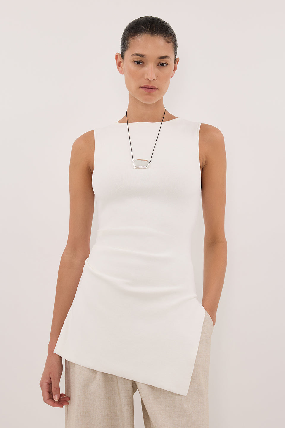 CLEO WHITE SLEEVELESS LONGLINE KNIT TOPÂ