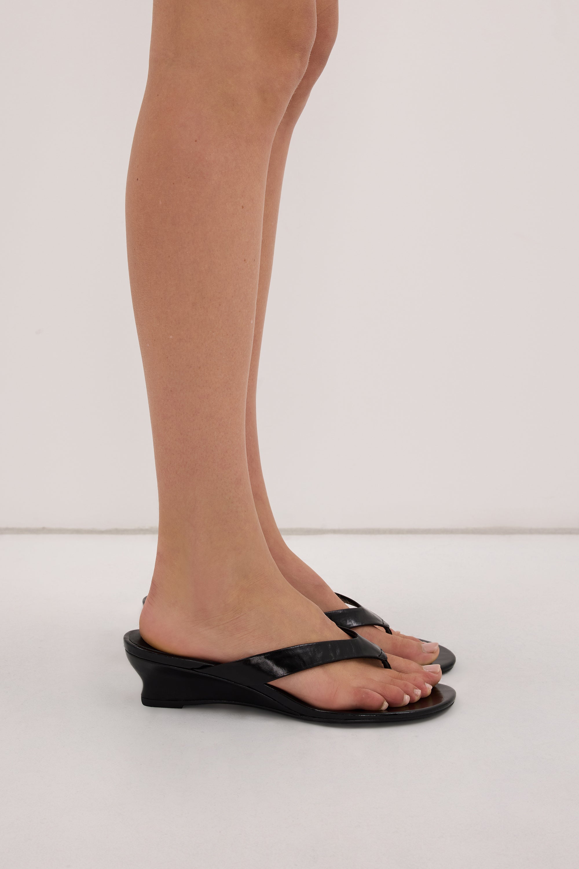 ALIAS MAE BLACK JILLY THONG HEEL
