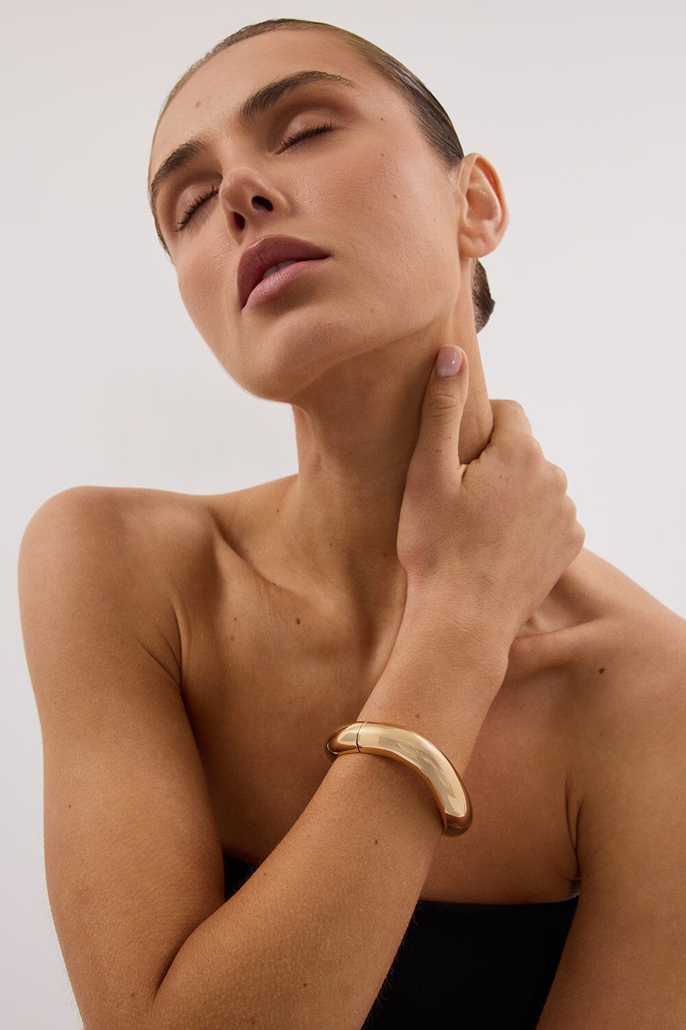 ANNA ROSSI MEDIUM WARPED BANGLE GOLD Accessories DISSH Boutiques 