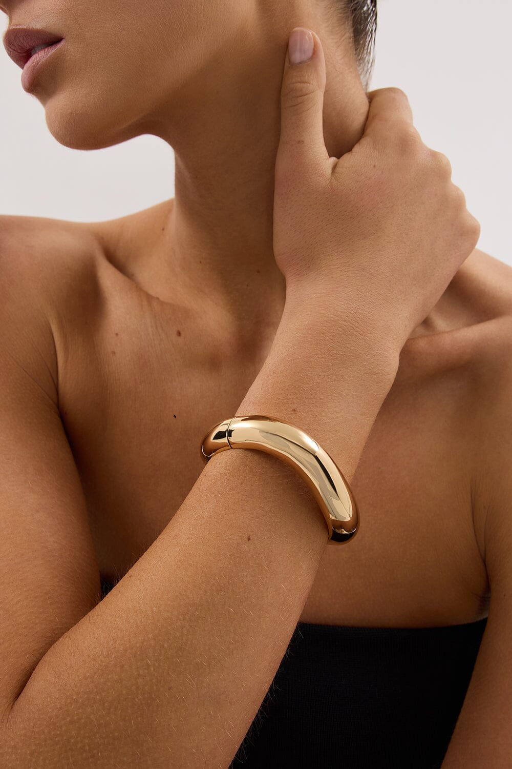 ANNA ROSSI MEDIUM WARPED BANGLE GOLD Accessories DISSH Boutiques 