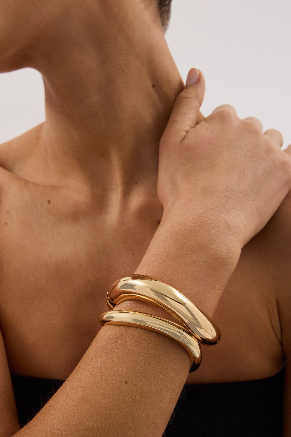 ANNA ROSSI MEDIUM WARPED BANGLE GOLD Accessories DISSH Boutiques 
