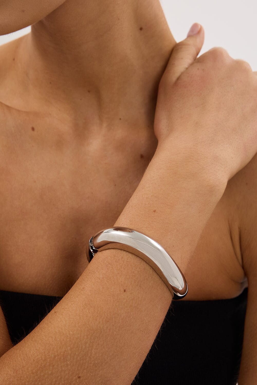 ANNA ROSSI MEDIUM WARPED BANGLE SILVER Accessories DISSH Boutiques 