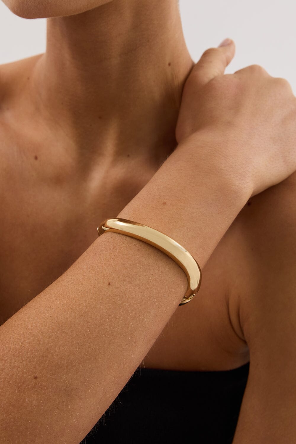 ANNA ROSSI THIN WARPED BANGLE GOLD Accessories DISSH Boutiques 