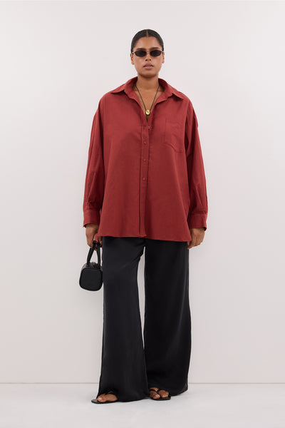 Amanda wearing RHEA 2.0 SAHARA OVERSIZED COTTON SHIRT