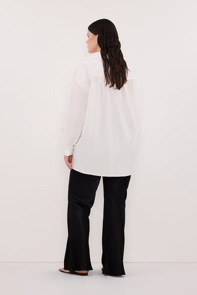 Zoe wearing RHEA 2.0 WHITE OVERSIZED COTTON SHIRT