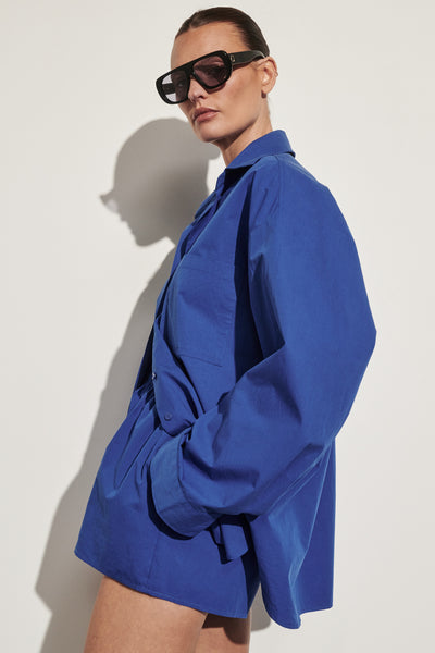 Montana wearing INA COBALT LIGHTWEIGHT COTTON SHIRT