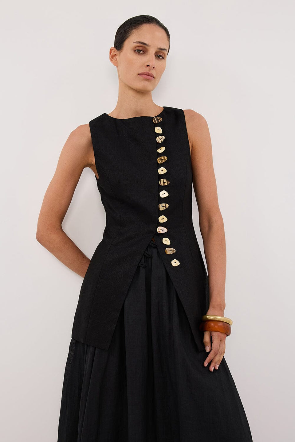 BAYLEE BLACK SLEEVELESS LINEN TOP Clothing DISSH Boutiques 