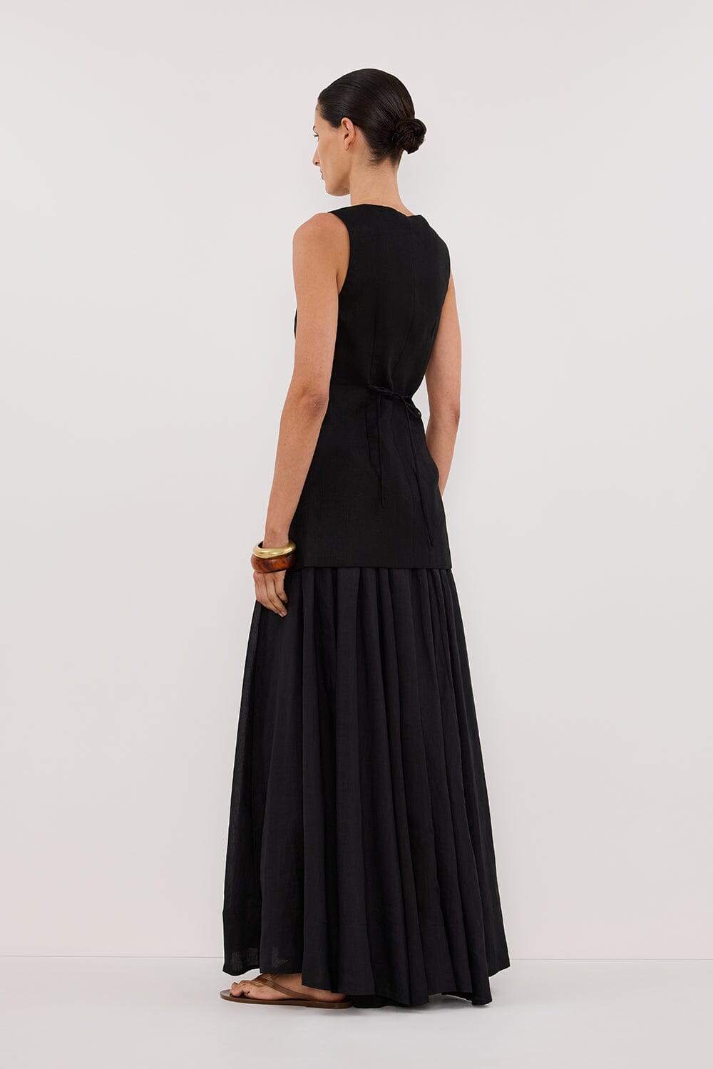 BAYLEE BLACK SLEEVELESS LINEN TOP Clothing DISSH Boutiques 