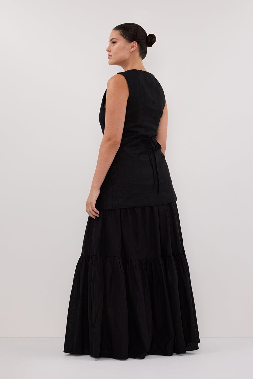 BAYLEE BLACK SLEEVELESS LINEN TOP Clothing DISSH Boutiques 