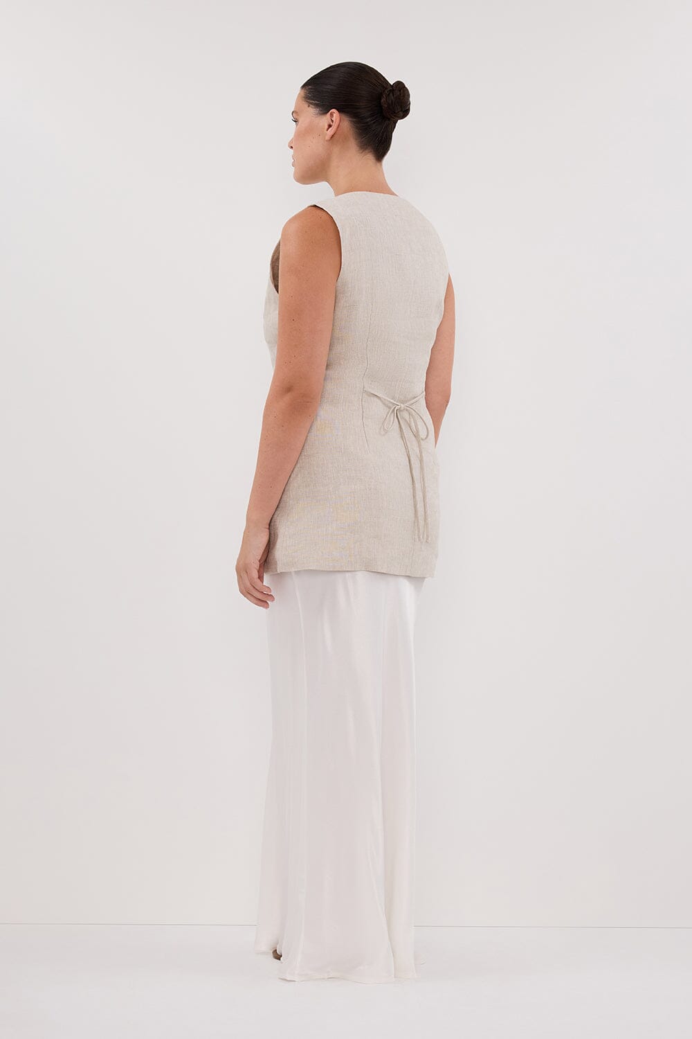 BAYLEE NATURAL SLEEVELESS LINEN TOP Clothing DISSH Boutiques 