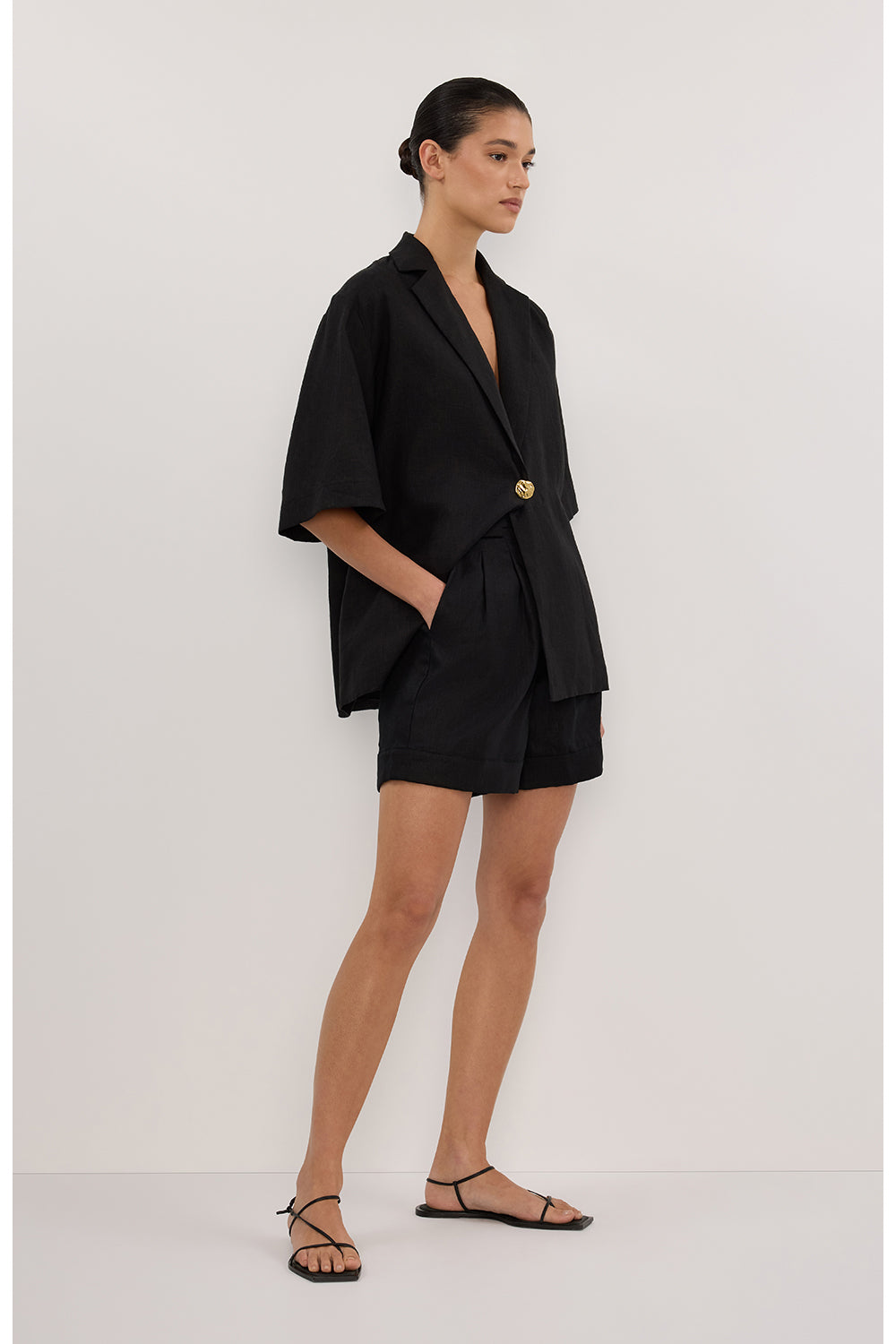 ALONDRA BLACK LINEN SHORT Clothing DISSH Boutiques 
