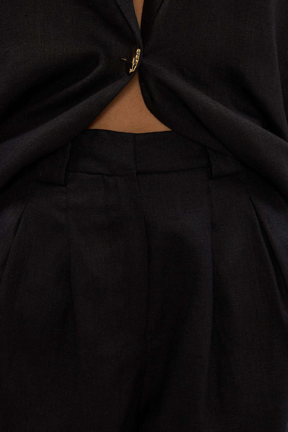 ALONDRA BLACK LINEN SHORT Clothing DISSH Boutiques 