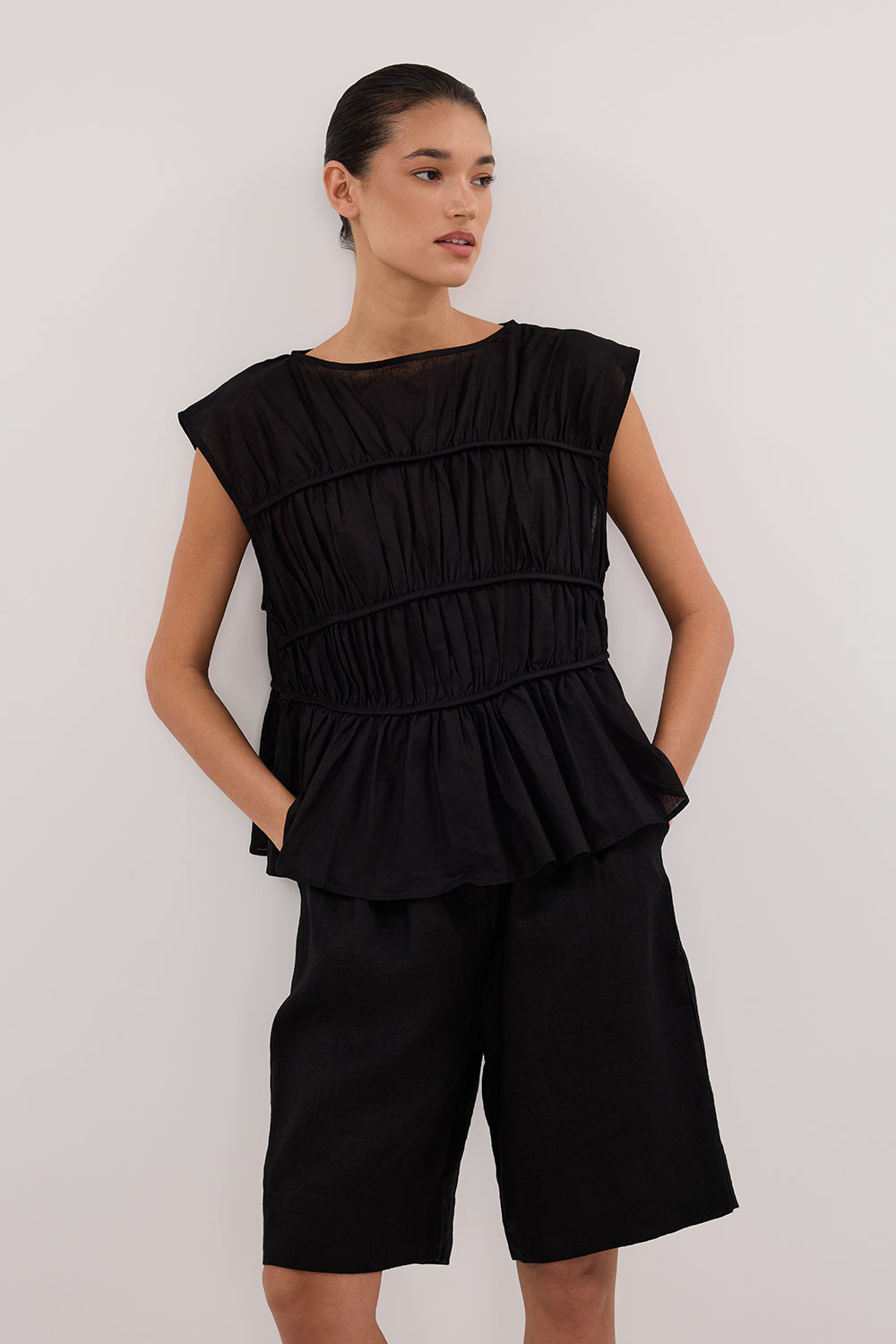 KAYLA BLACK LINEN BERMUDA SHORT Clothing DISSH Boutiques 