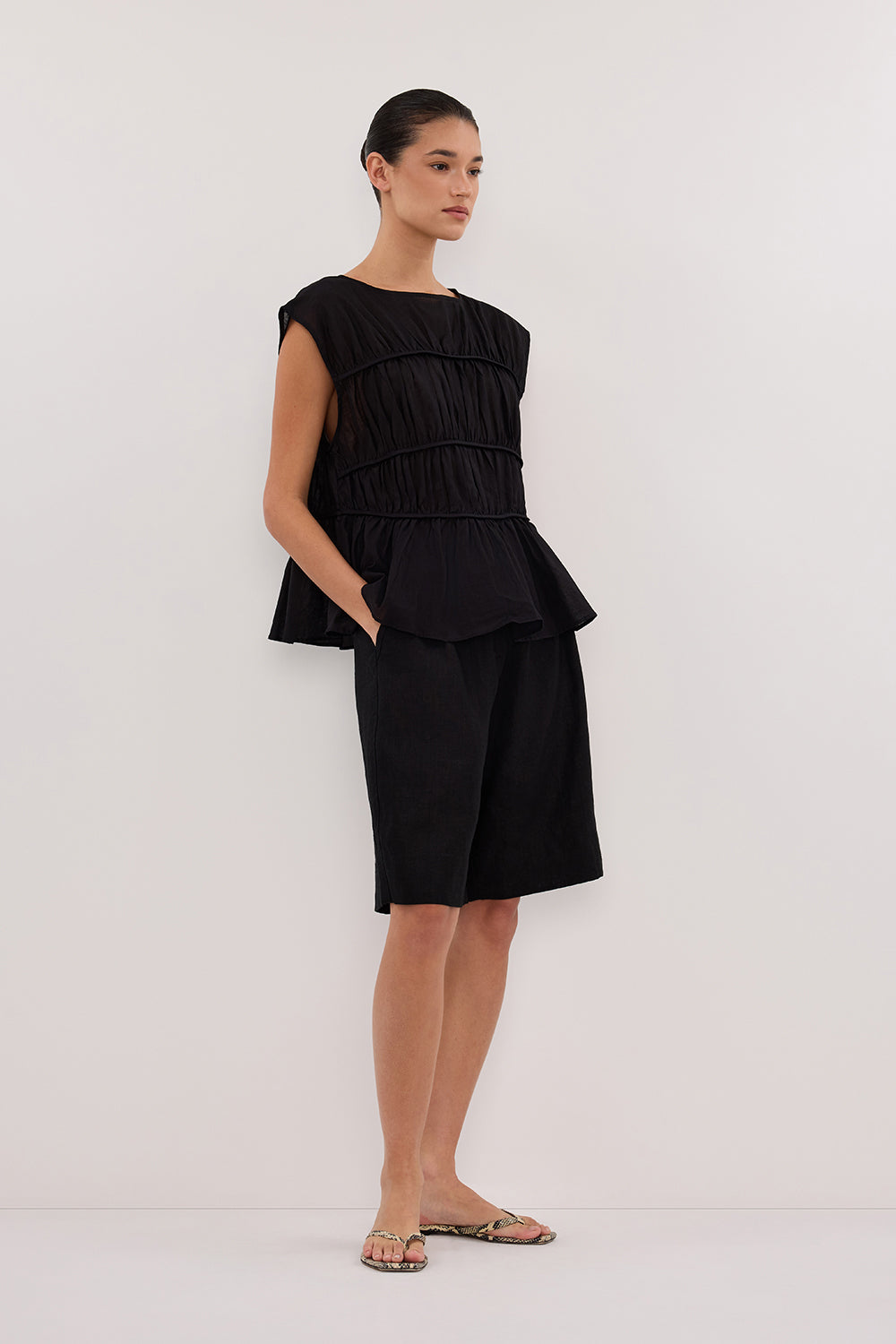 KAYLA BLACK LINEN BERMUDA SHORT Clothing DISSH Boutiques 