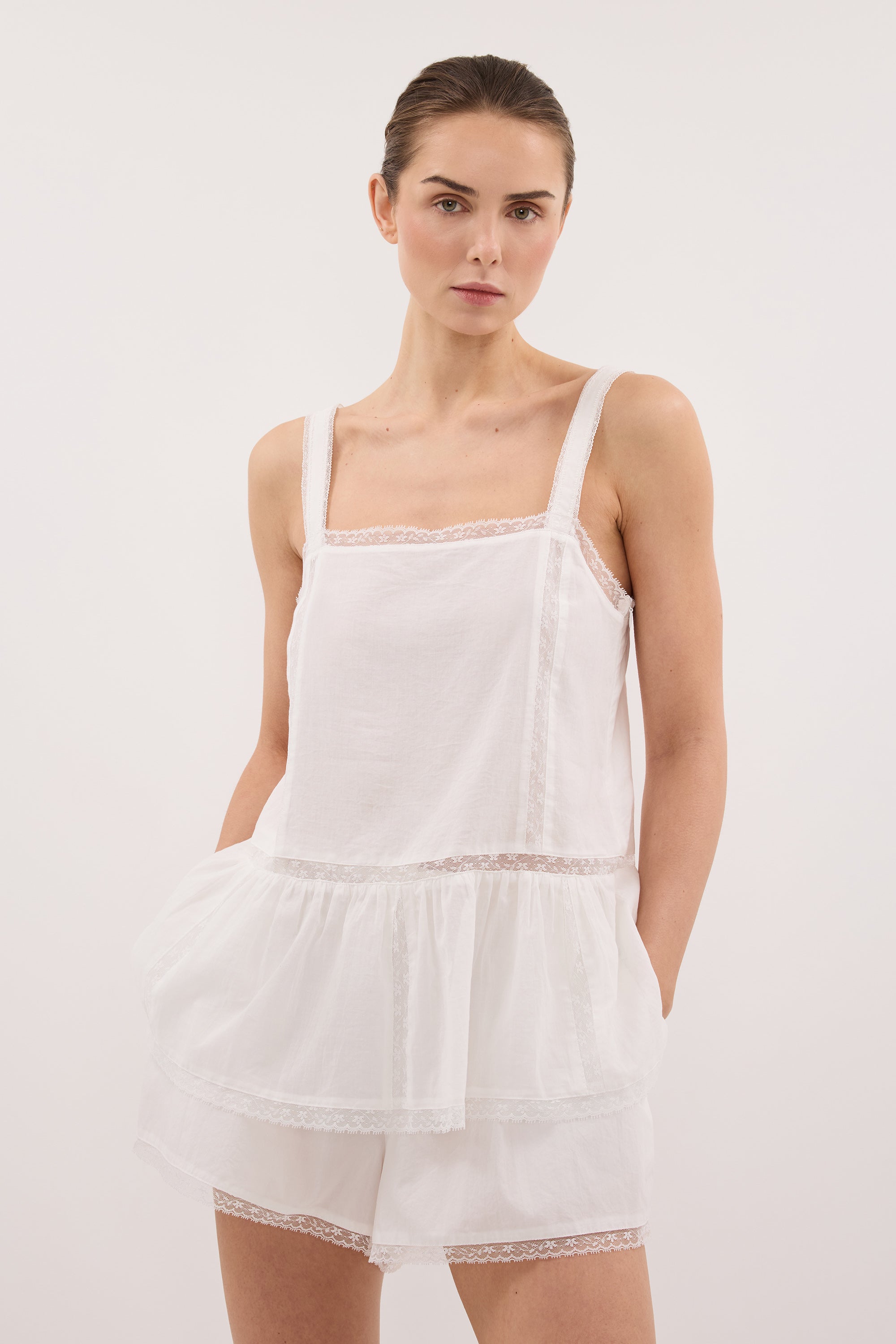 ROSIN WHITE LACE TRIM SHORT