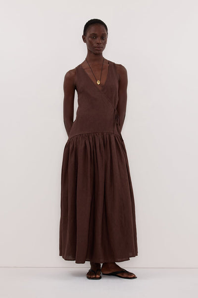 Maguette wearing ILIO COCOA SLEEVELESS LINEN WRAP MIDI DRESS