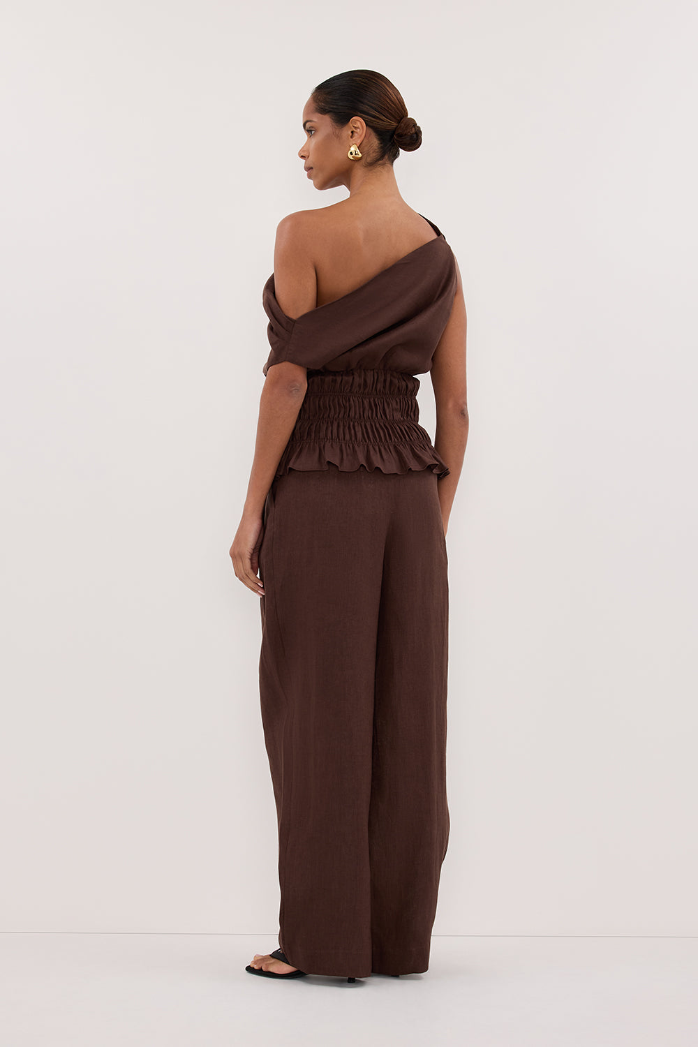 MAIA COCOA SLEEVELESS LINEN SHIRRED TOP Clothing DISSH Boutiques 