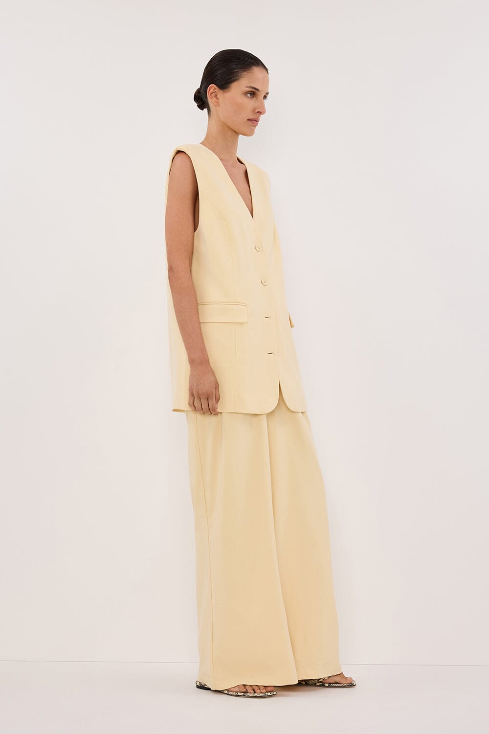 OLIVER DUNE SLEEVELESS VEST Clothing DISSH Boutiques 