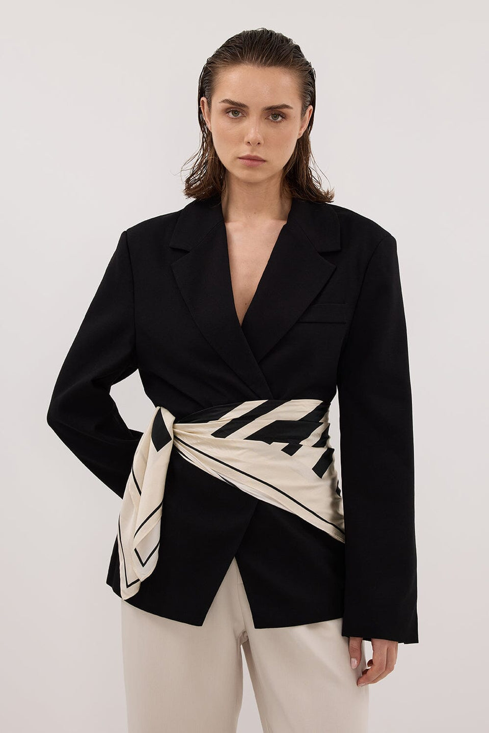 SURI BLACK CINCHED BLAZER Clothing DISSH Boutiques 