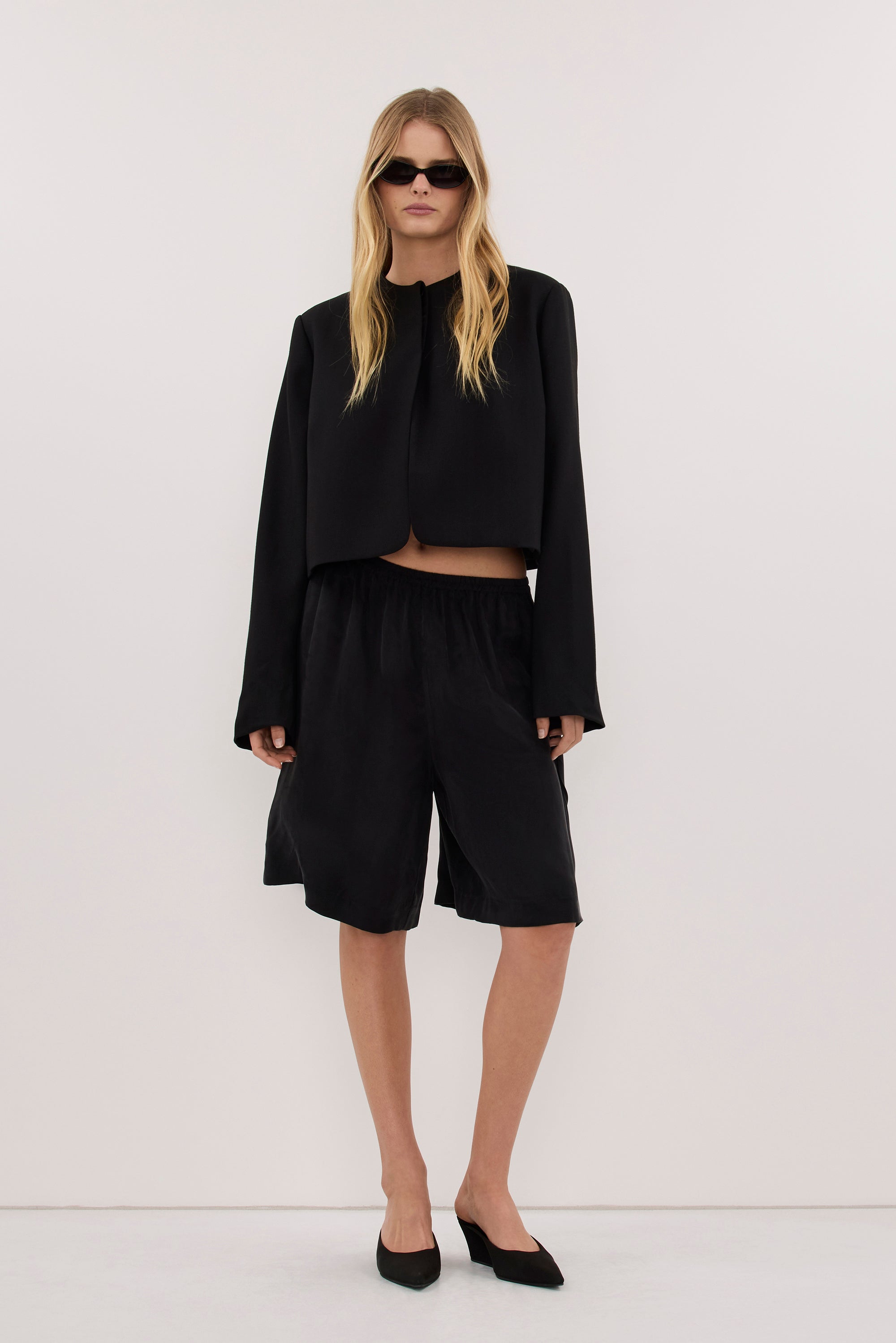 CYRUS BLACK CROPPED BLAZER