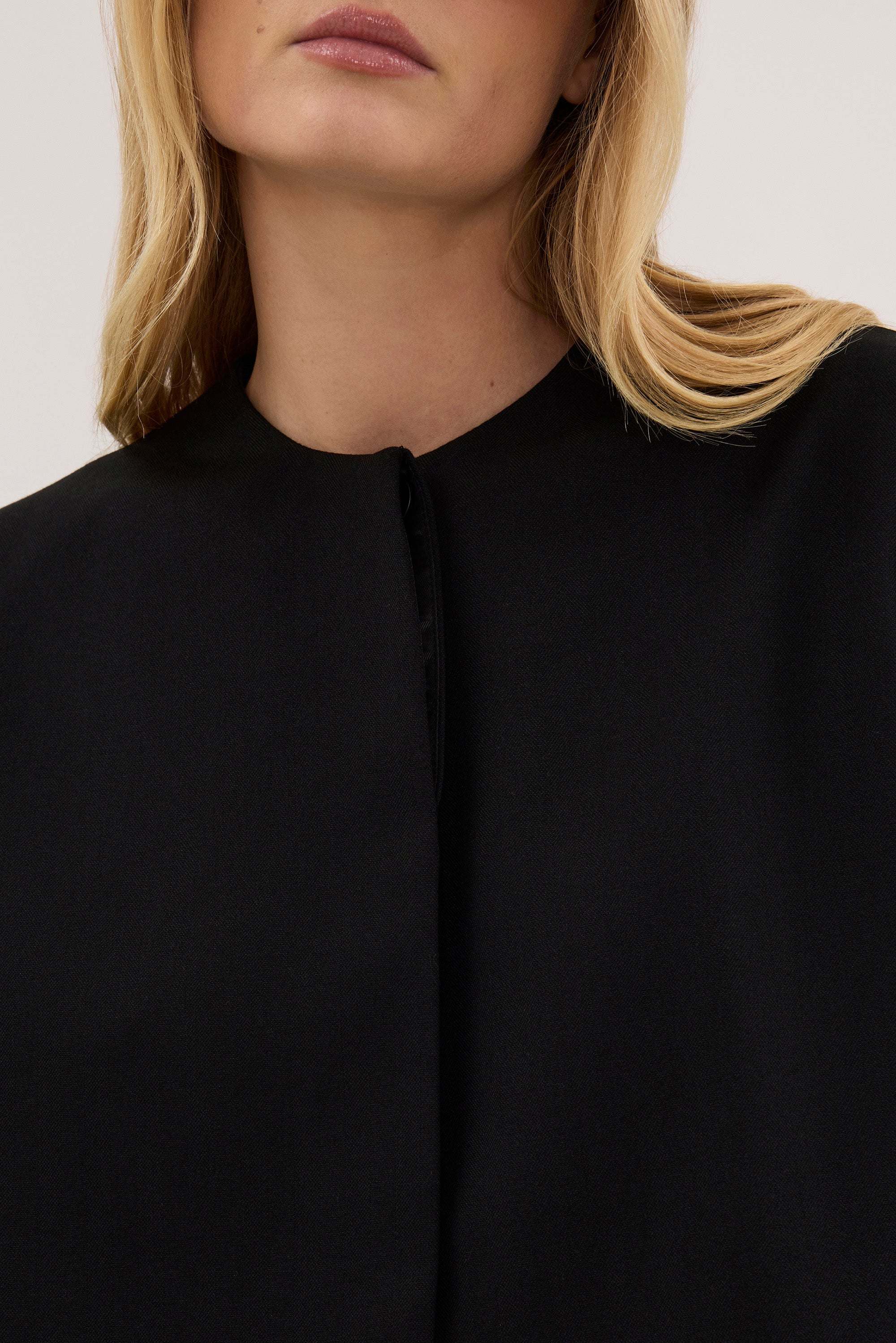 CYRUS BLACK CROPPED BLAZER