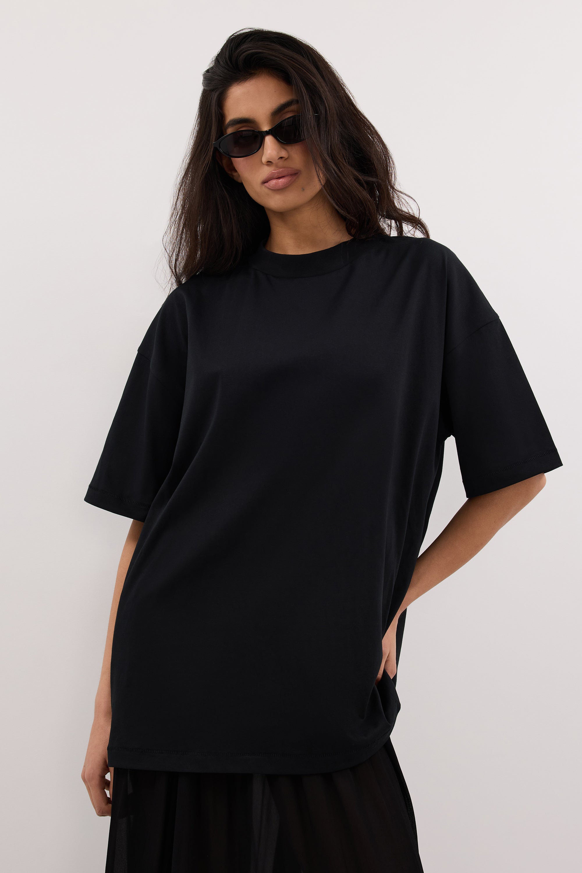 SLOANE BLACK COTTON LONGLINE TEE