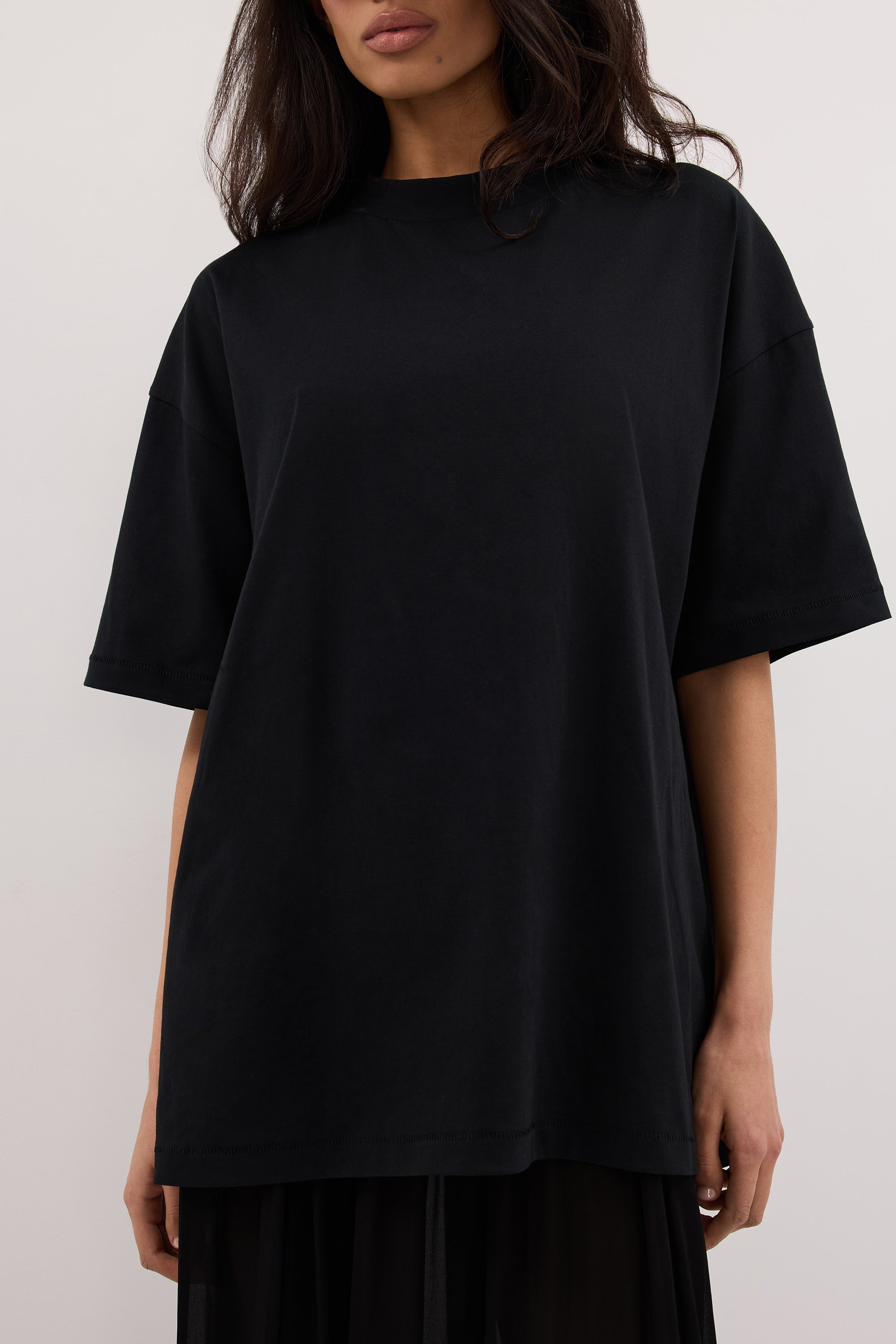 SLOANE BLACK COTTON LONGLINE TEE