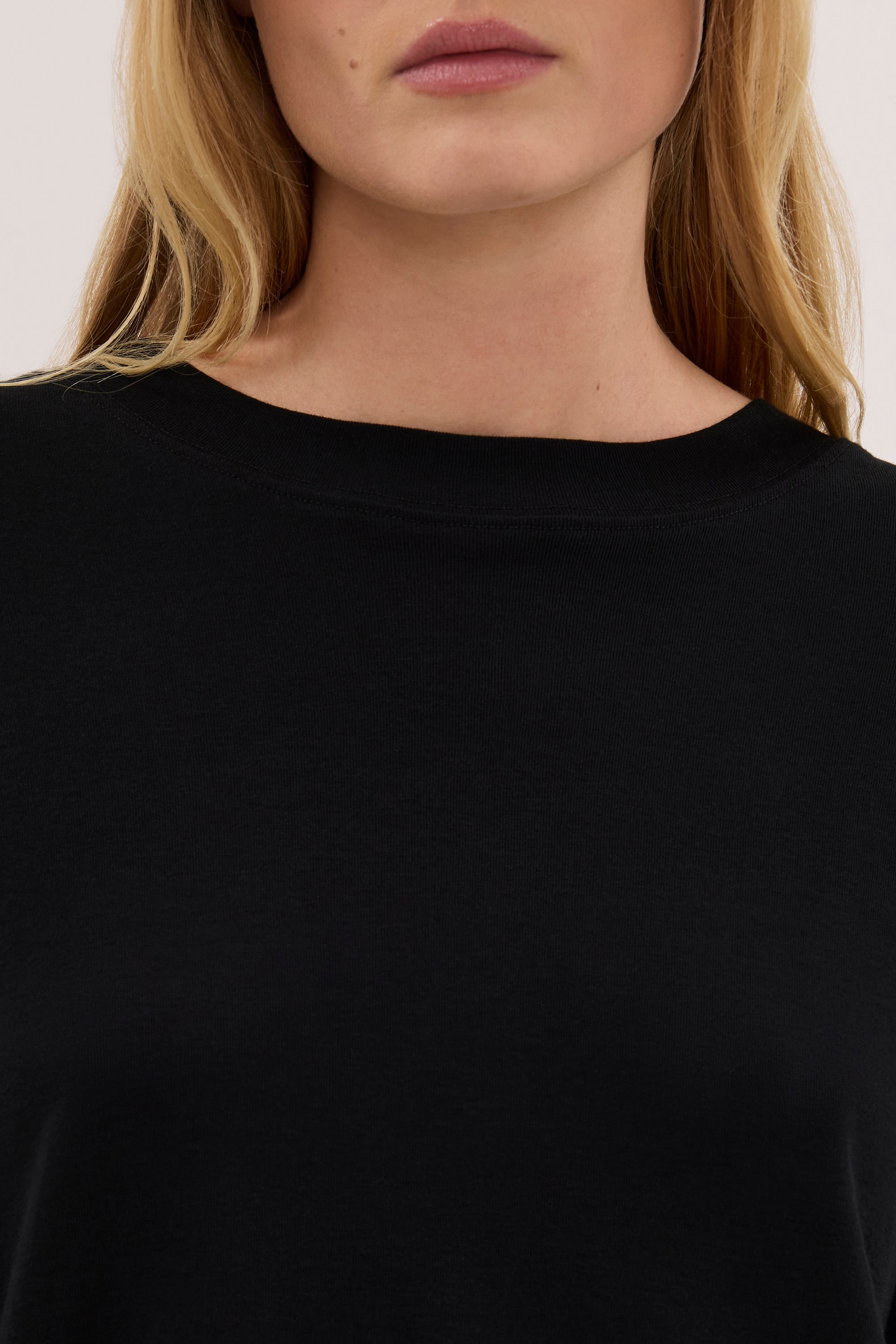 SLOANE BLACK LONG SLEEVE CREW KNIT TOP