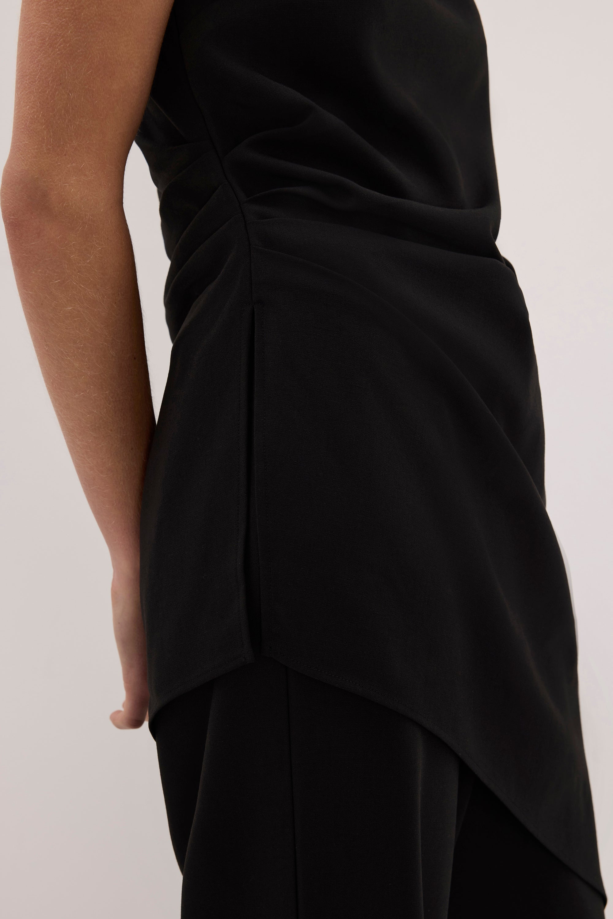 KENDALL BLACK DRAPED LONG ASYM TOP