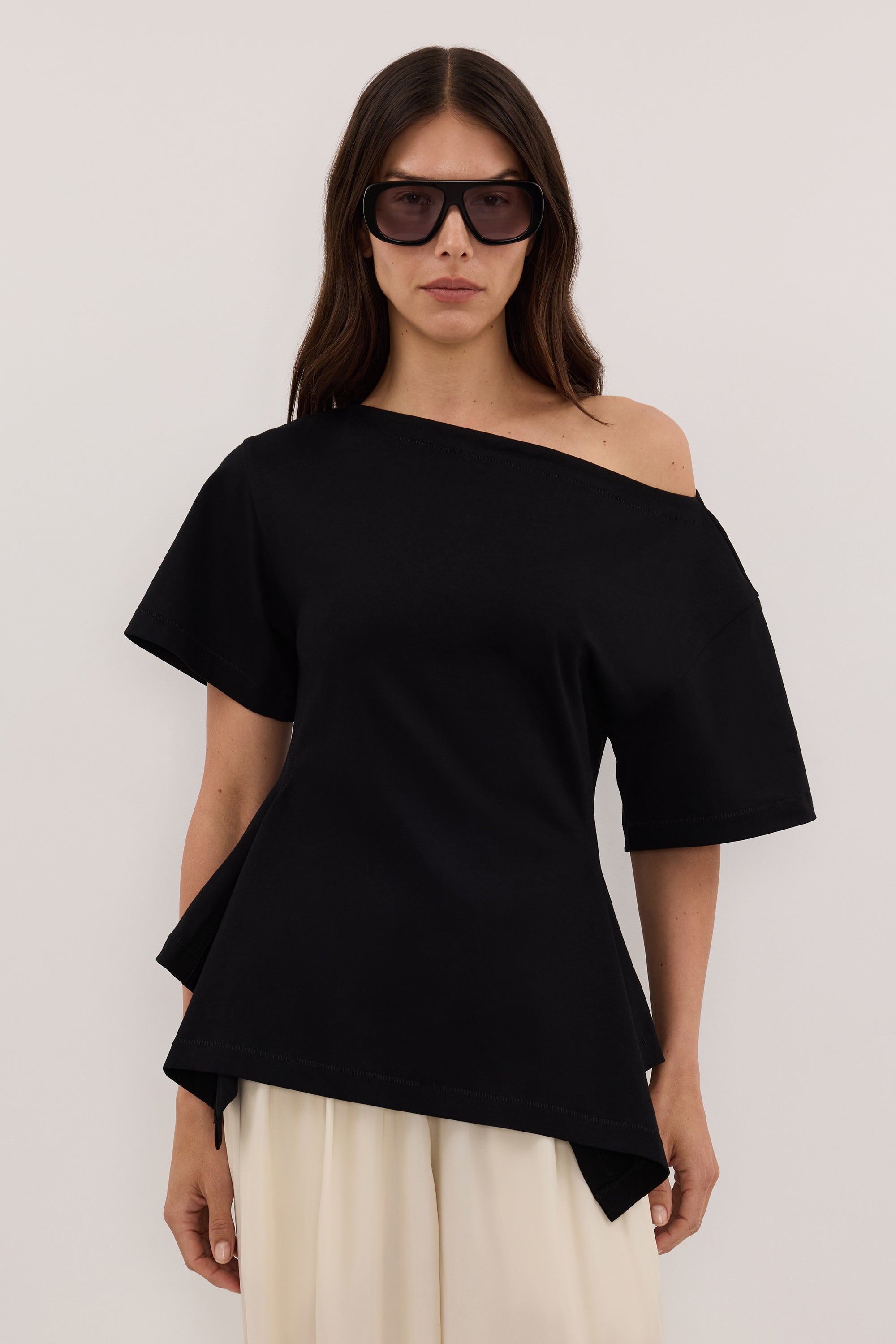 VERA BLACK HANDKERCHIEF HEM TEE