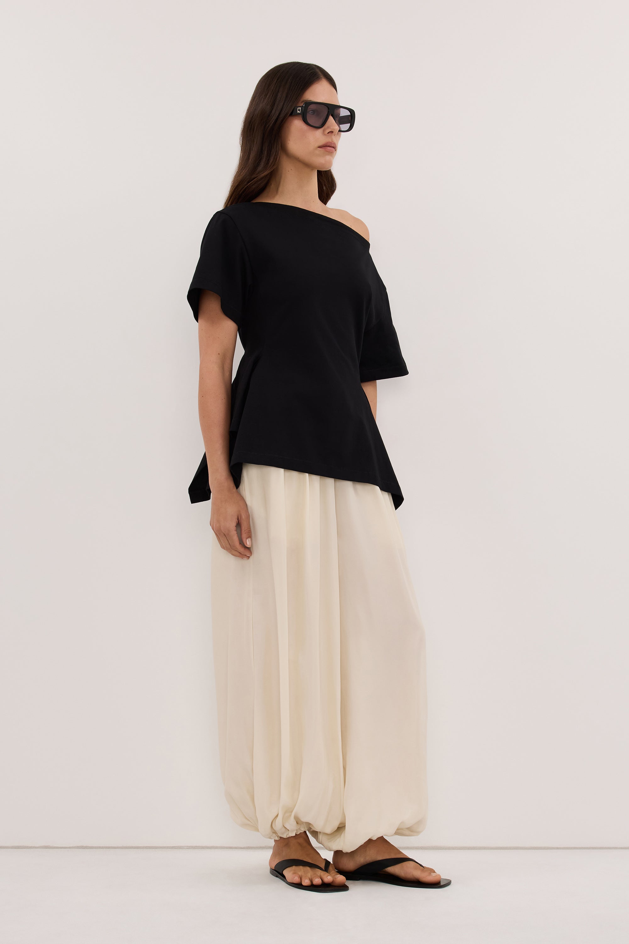VERA BLACK HANDKERCHIEF HEM TEE