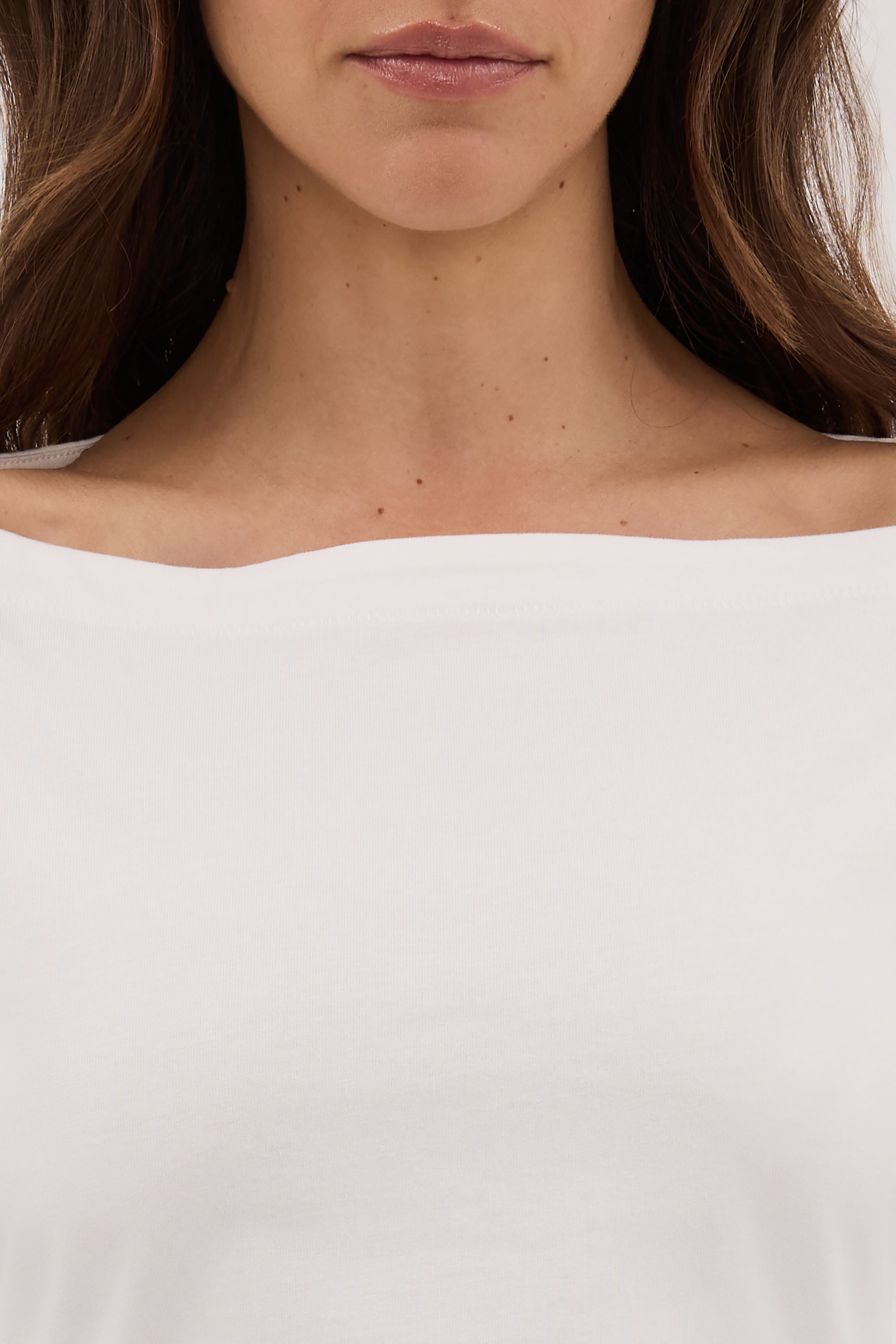 VERA WHITE HANDKERCHIEF HEM TEE