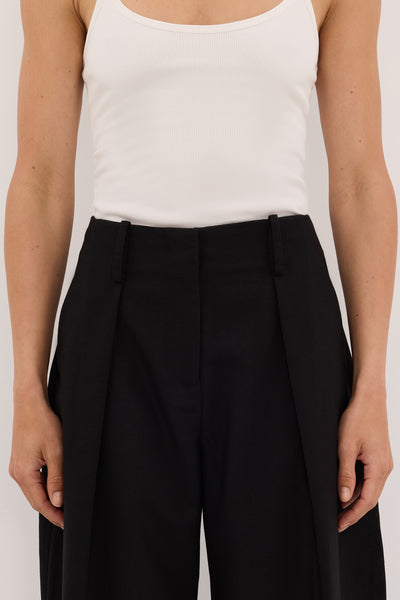 Jasmine wearing ROMY BLACK BARREL LEG TAILORED PANT