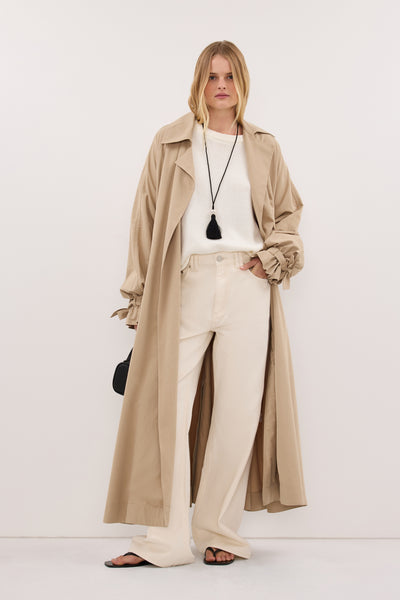 Zoe wearing REAGAN 2.0 CREAM SLOUCHY JEAN