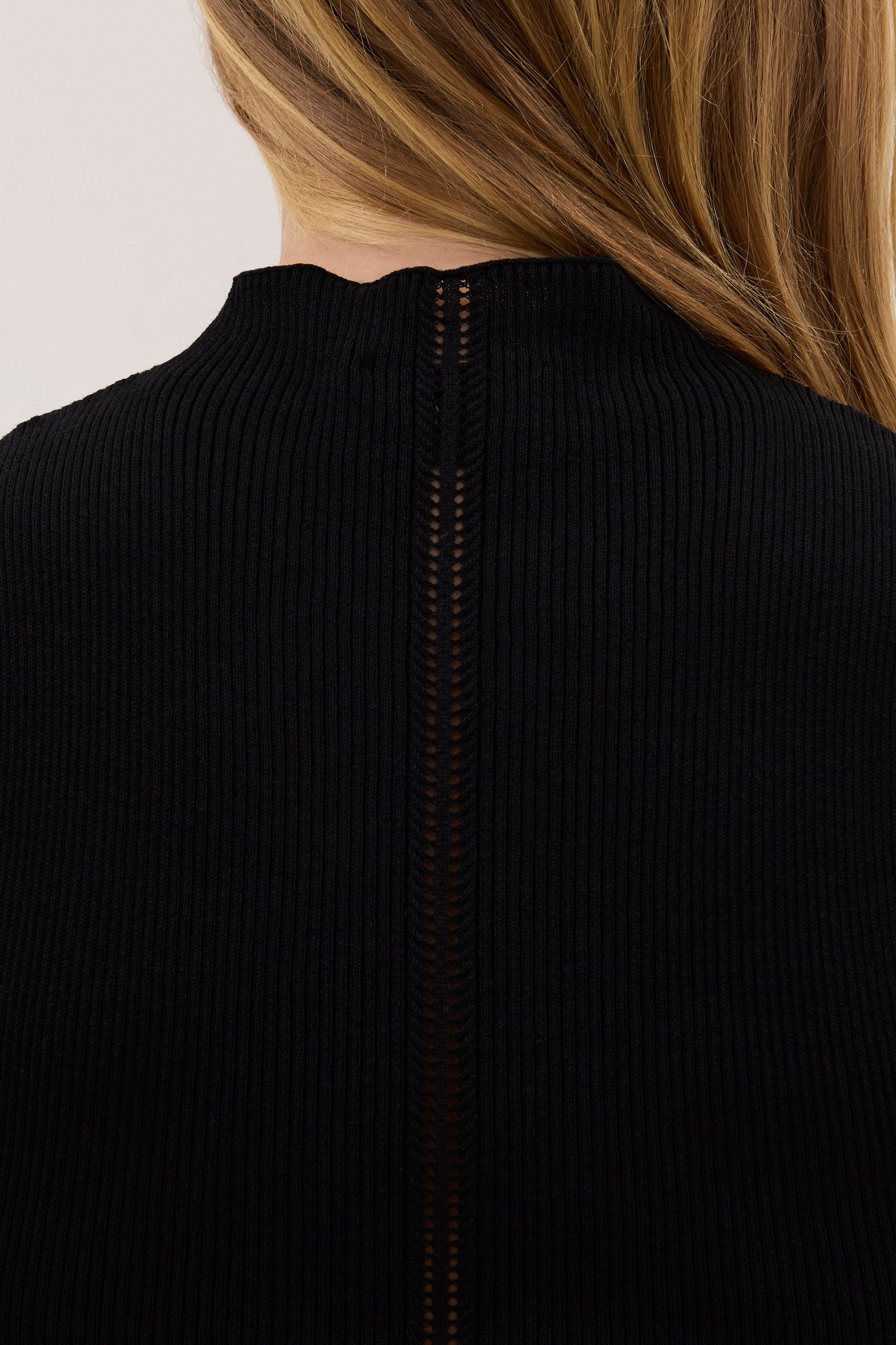 ANGEL BLACK SLEEVELESS KNIT TOP