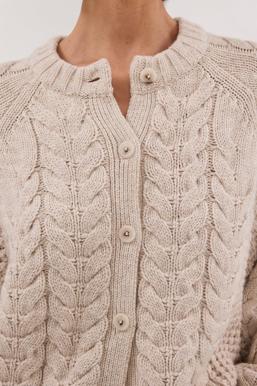 TOM CHALK CABLE KNIT CARDIGAN