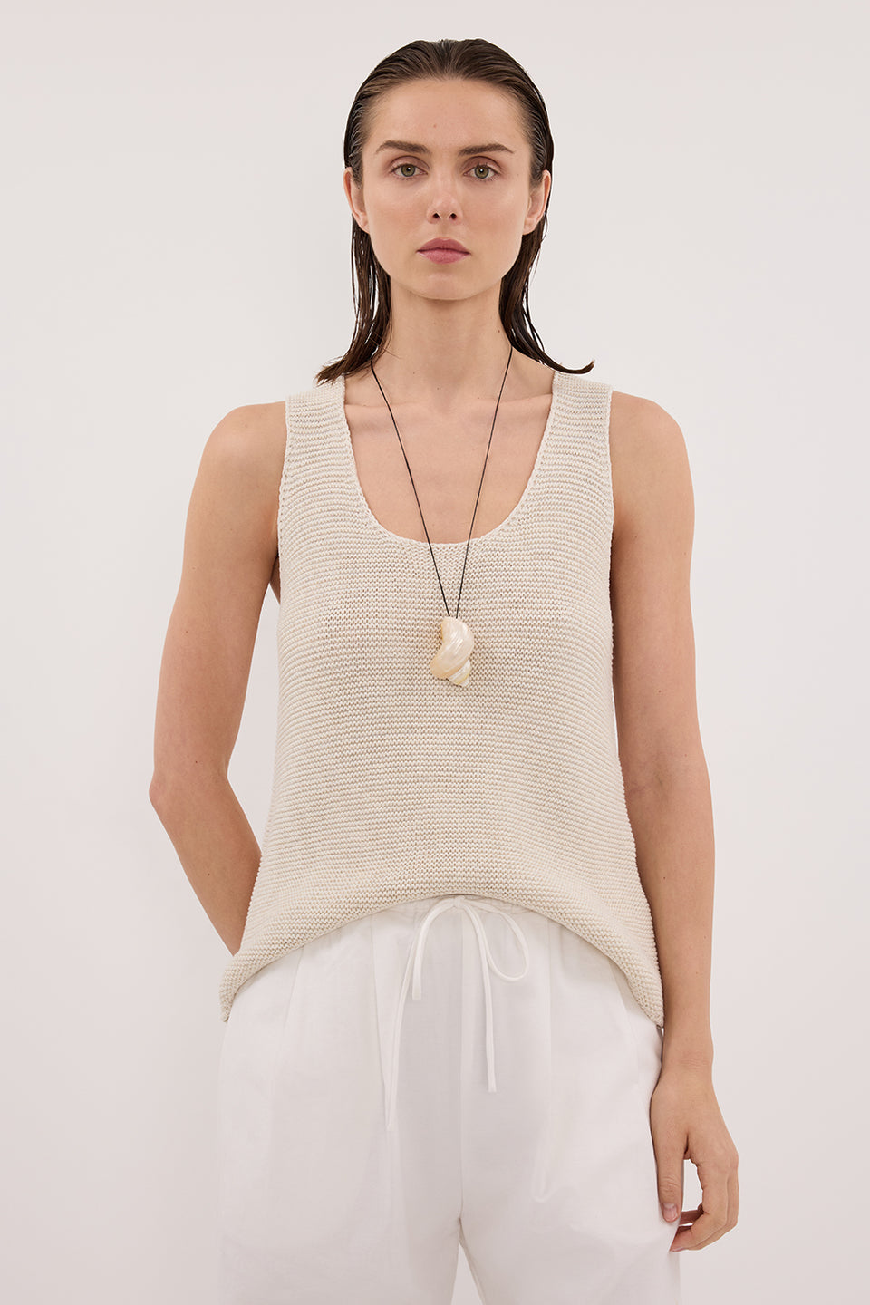 PEARL NATURAL SLEEVELESS SCOOP KNIT TOP