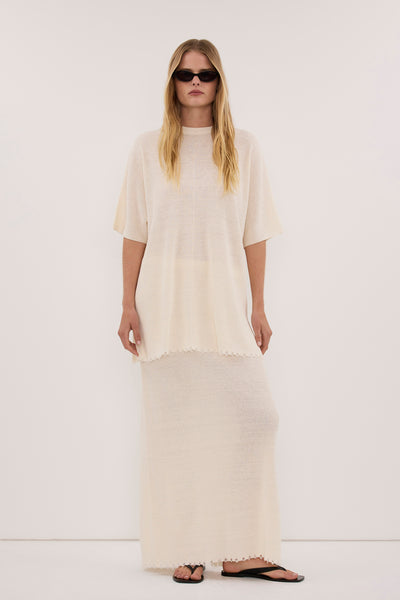 Zoe wearing TEAGAN IVORY LONGLINE LINEN TEE