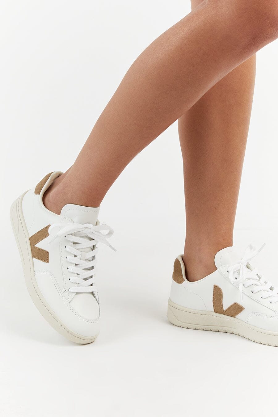 VEJA V-12 LEATHER EXTRA WHITE DUNE | Dissh